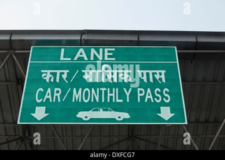 Ein schwarzes Brett zeigt eine Gasse für Auto mit monatlichen passieren Fahrzeuge auf eine Maut Pune, Maharashtra, Indien Stockfoto