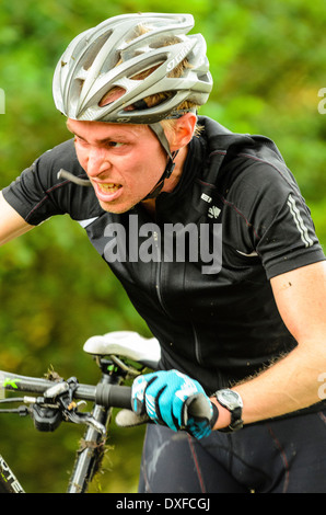 Konkurrent im Rapha Super Cross Querfeldein-Rennen in Broughton Hall in der Nähe von Skipton North Yorkshire England Stockfoto