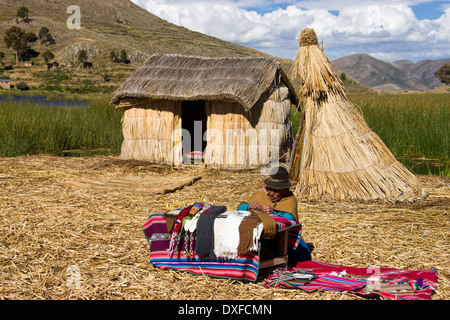 Traditionelle Urus-Iruitos Reed Dorf schweben auf dem Titicacasee in Bolivien (Höhe 3809m 12497ft) Stockfoto