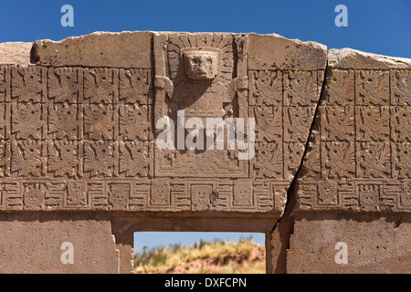 2000 Jahre alte Tor der Sonne Torbogen am Tiwanaku präkolumbianischen Standort in der Nähe von La Paz in Bolivien, Südamerika. Stockfoto