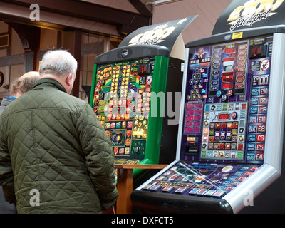 Zwei ältere Mann an einem Spielautomaten in der Kneipe UK Stockfoto