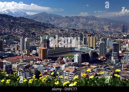 Die Stadt La Paz hoch in den Anden in Bolivien - von Mirador Kilikili betrachtet Stockfoto