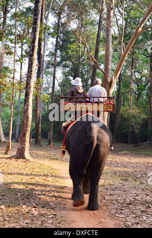 Touristen auf einem Elefanten Reiten rund um den Tempelruinen von Kambodscha mit seinem berühmten Angkor Wat in Siem Reap Stockfoto