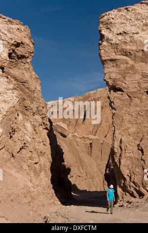 Fuß durch die Schluchten des Tal der Toten in der Atacama-Wüste im Norden Chiles Stockfoto