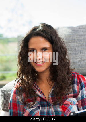 Close-up Portrait von Teenager-Mädchen, lächelnd und Blick in die Kamera, Deutschland Stockfoto