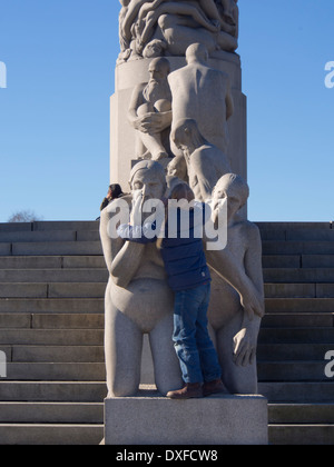 Frognerparken, der Vigeland-Skulpturenpark in Oslo Norwegen, Mädchen umarmt Granit altes Ehepaar Stockfoto