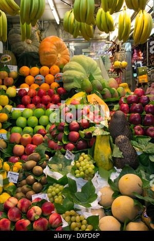 Anzeige der Lebensmittel und frisches Gemüse auf einem Marktstand in der berühmten St. Josephs Market in Barcelona in Spanien. Stockfoto