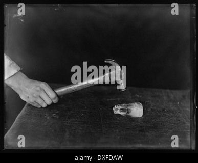 Das Foto von Solid Air Experiments erfasst ein wissenschaftliches Experiment mit Luft und Feststoffen, das die technologischen und wissenschaftlichen Fortschritte der Vergangenheit widerspiegelt. Das Bild stellt historische wissenschaftliche Praktiken dar und dokumentiert Experimente, die zum Verständnis von Luft- und Materialwechselwirkungen beigetragen haben. Stockfoto