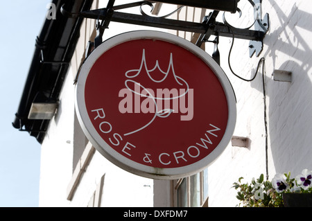 Das Rose &amp; Crown Pub Schild, Warwick, Warwickshire, UK Stockfoto