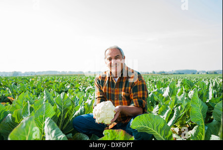 Porträt der Bauer im Feld, mit Blumenkohl, Deutschland Stockfoto