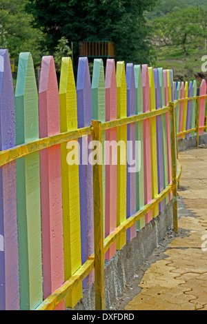 Bunte hölzerne Verbindung, Wand in einer Schule, Pune, Maharashtra, Indien Stockfoto