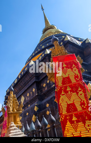 Die Hauptstupa auf die buddhistischen Tempel von Wat Phra, dass Lampang Luang in der Nähe von Lampang im Norden Thailands. Stockfoto