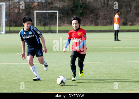 Studenten, die ein Praxis-Spiel des Fußballs, Warwick University, UK Stockfoto