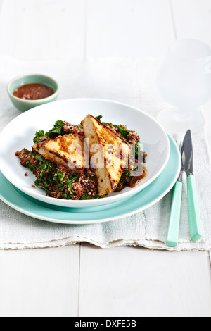 Honig Ingwer Tofu auf Salat mit Quinoa und Grünkohl, Studio gedreht Stockfoto