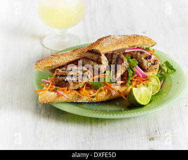 Gourmet-Wurstbrot auf Teller, Studio gedreht Stockfoto