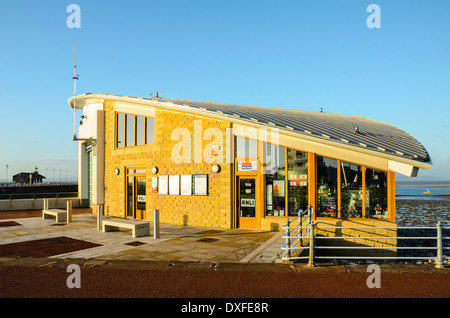 Die neue RNLI-Rettungsstation in Morecambe Lancashire mit Stein Steg hinter Stockfoto