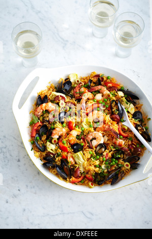 Meeresfrüchte-Paella in Kasserolle, Studio gedreht Stockfoto