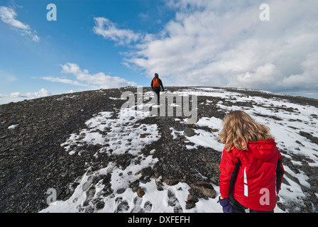 Weibliche Walker mit Kind auf Skiddaw Gipfel im Rückstand. Stockfoto