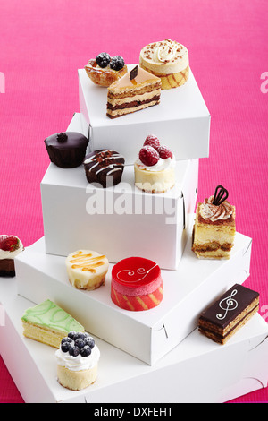 Auswahl an Gebäck und Kuchen auf Boxen, Studio gedreht Stockfoto