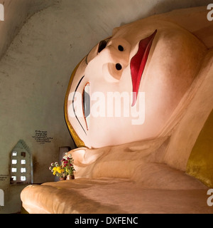 Eine große liegende Buddha-Statue in einem sehr kleinen Tempel in der Nähe der Htilominlo Tempel in Bagan in Myanmar (Burma). Stockfoto