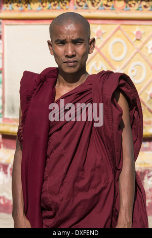 Buddhistischer Mönch in der Tempelanlage von Mohnyin Thambuddhei Paya in Monywa, Myanmar (Burma). Stockfoto