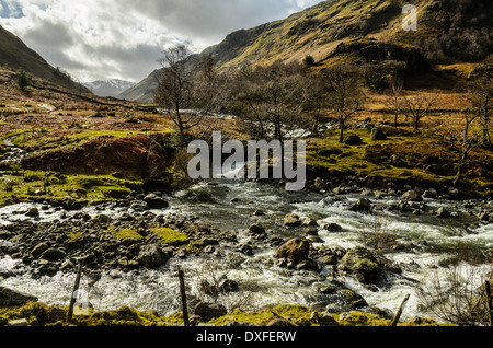 Zusammenfluss von Greenup Gill und Langstrath Beck nachschlagen Langstrath Tal ein Zweig der Borrowdale im Lake District Stockfoto