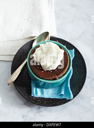 Dunkle Schokolade Souffles in Töpfchen auf Teller mit Sppon, Studio gedreht Stockfoto