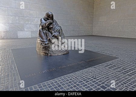 Gedenk-Skulptur von Käthe Kollwitz Neue Wache neue Wachgebäude Krieg Mahnmal Unter Den Linden Berlin Deutschland / Käthe Stockfoto