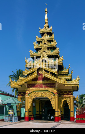 Buddhistischer Tempel in Shwemawdaw Paya in Bago, Myanmar (Burma). Stockfoto