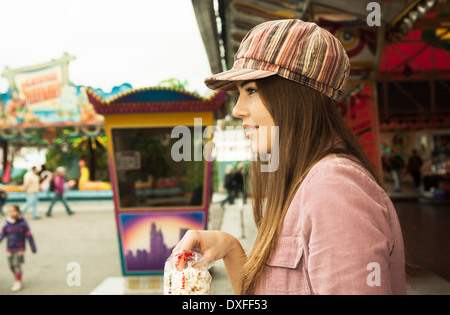 Porträt der jungen Frau am Vergnügungspark, Mannheim, Baden-Württemberg, Deutschland Stockfoto