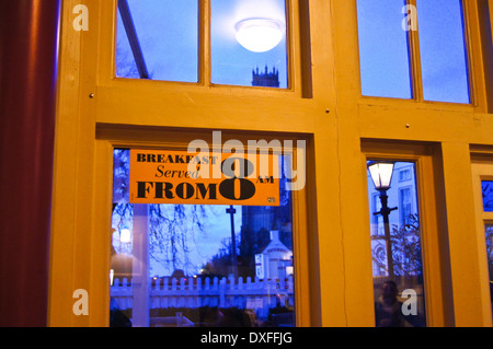 Ein Pub-Zeichen 'Frühstück von 08:00 ', J.D.-Gasthaus "Mond unter Wasser" Kneipe, Boston, Lincolnshire, England bei Sonnenuntergang Stockfoto