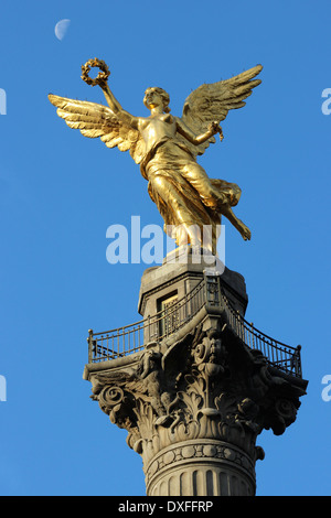 Angel De La Independencia (Angel of Independence) mit Mond, Reforma-Mexiko-Stadt Stockfoto