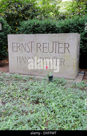 Ehrengrab von Ernst Reuter Bürgermeister West-Berlins während der Berlin-Blockade und seine Frau Hanna Waldfriedhof Zehlendorf Stockfoto