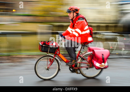 Postbote auf Fahrrad Lieferung in York Yorkshire Stockfoto