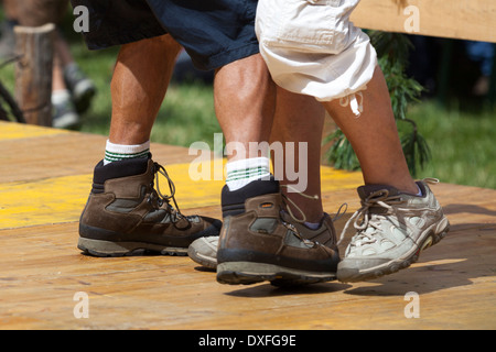 Paare tanzen in Wanderschuhen Stockfoto