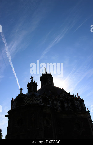 Die Silhouette der Kuppel und Kreuze von den Templo del Pocito, Basilica de Guadalupe, Mexiko-Stadt Stockfoto