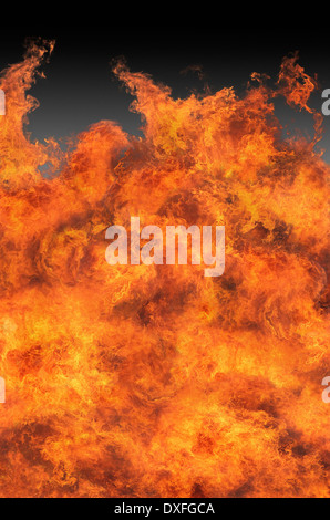 Ein wütendes Feuer brennen außer Kontrolle. Stockfoto