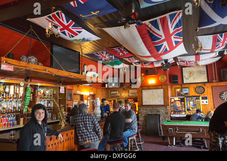 Trinker in der Globa-Taverne in Port Stanley, der Hauptstadt der Falkland-Inseln. Stockfoto