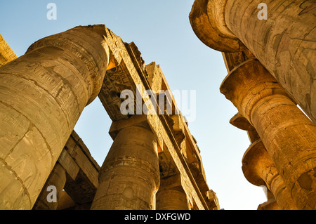 Steinsäulen im Karnak-Tempel in Luxor, mit Hieroglyphen beschriftet Stockfoto