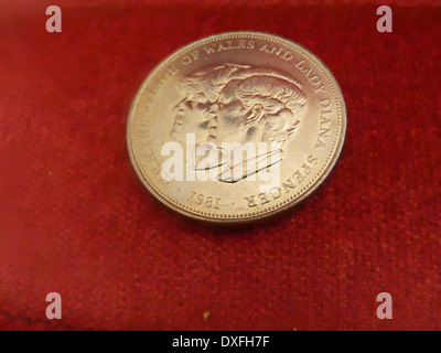 Britische Krone Münze Darstellung Hochzeit von HRH The Prince Of Wales und Lady Diana Spencer Stockfoto