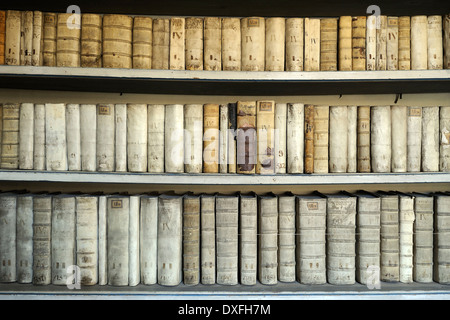 Sehr alte Bücher, Bibliothek des Klosters Strahov, Prag, Tschechische Republik Stockfoto