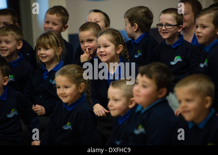 Primäre KS1 Kinder beobachten ein Theater in Bildung Leistung in ihrer Schule, Wales UK Stockfoto