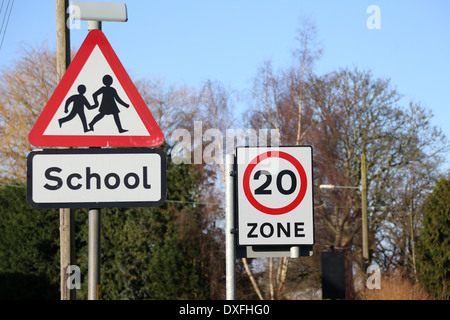 Schule und 20 Zone Zeichen in Bugbrooke, Northamptonshire Stockfoto