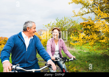 Paar auf Fahrrädern in Herbst, Mannheim, Baden-Württemberg, Deutschland Stockfoto
