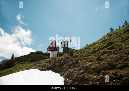 Reifen Sie paar Wandern in Bergen, Tannheimer Tal, Tirol, Österreich Stockfoto