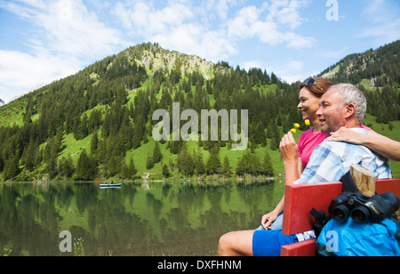 Älteres paar entspannend am See, Vilsalpsee, Tannheimer Tal, Tirol, Österreich Stockfoto