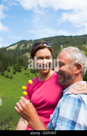 Älteres paar entspannend am See, Vilsalpsee, Tannheimer Tal, Tirol, Österreich Stockfoto