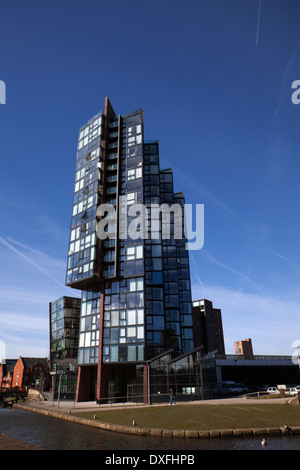 Islington Tower Wharf, Einzelhandel, Freizeiteinrichtungen und Wohnwohnungen in der Nähe von Ashton Canal, Islington, Manchester, Großbritannien Stockfoto