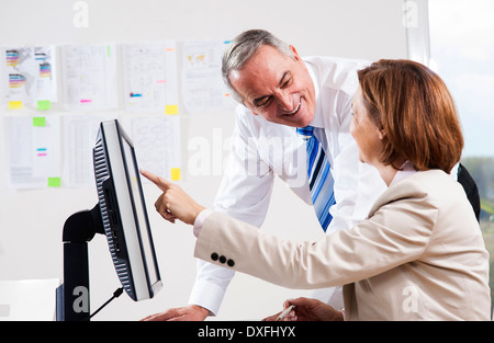 Geschäftsleute in Büro, Mannhaim, Baden-Württemberg, Deutschland Stockfoto