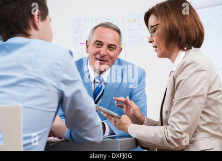 Geschäftsleute in Büro, Mannheim, Baden-Württemberg, Deutschland Stockfoto